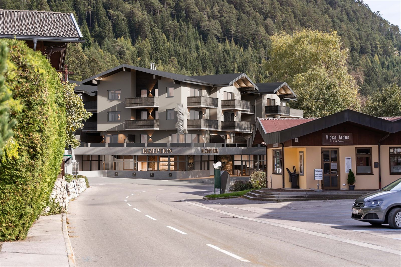 ALP Suites Maurach Achensee Straßenansicht mit Rezeption und moderner Fassade