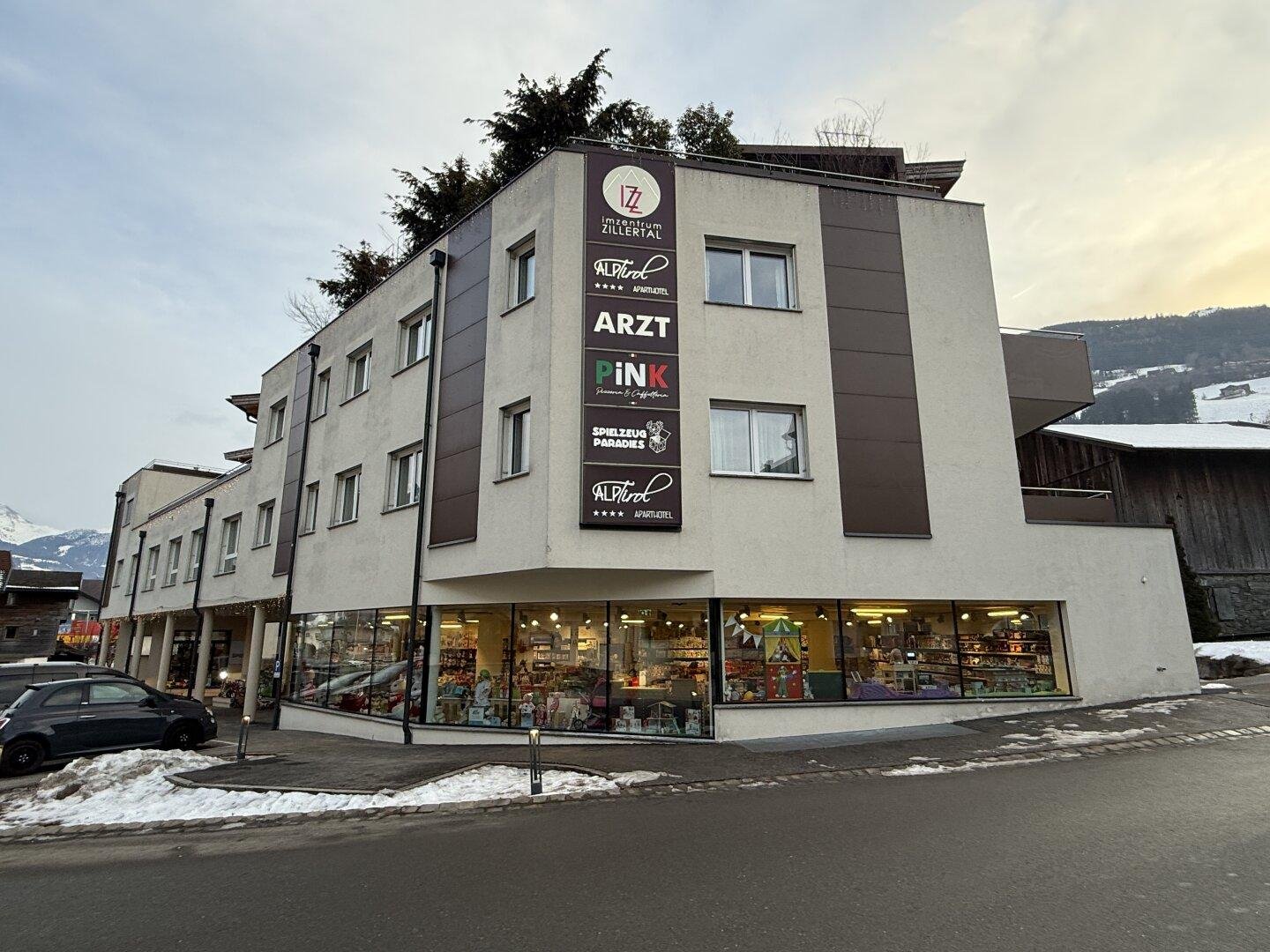 Geschäftslokal in Kaltenbach mit moderner Fassade, Schaufenstern und Bergkulisse