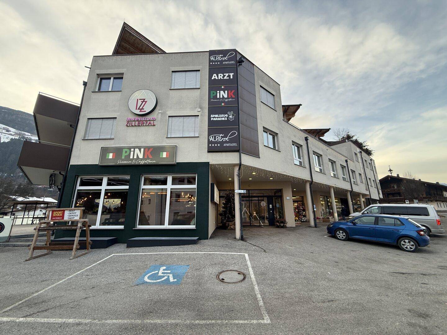 Außenansicht Geschäftslokal Kaltenbach mit Parkplätzen, Rampe und barrierearmem Zugang