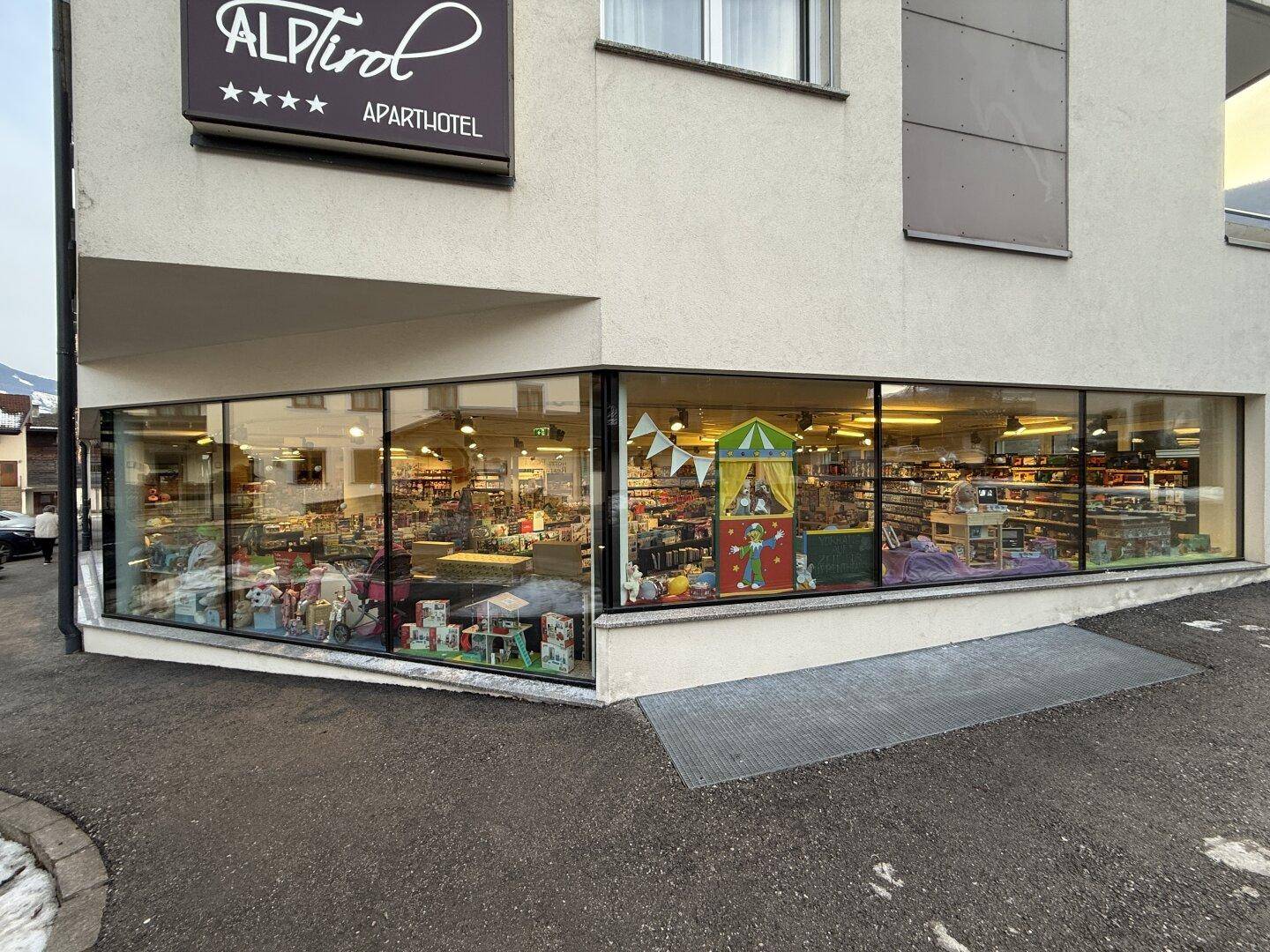 Schaufensterfront Geschäftslokal Kaltenbach mit großen Glasflächen im Erdgeschoss