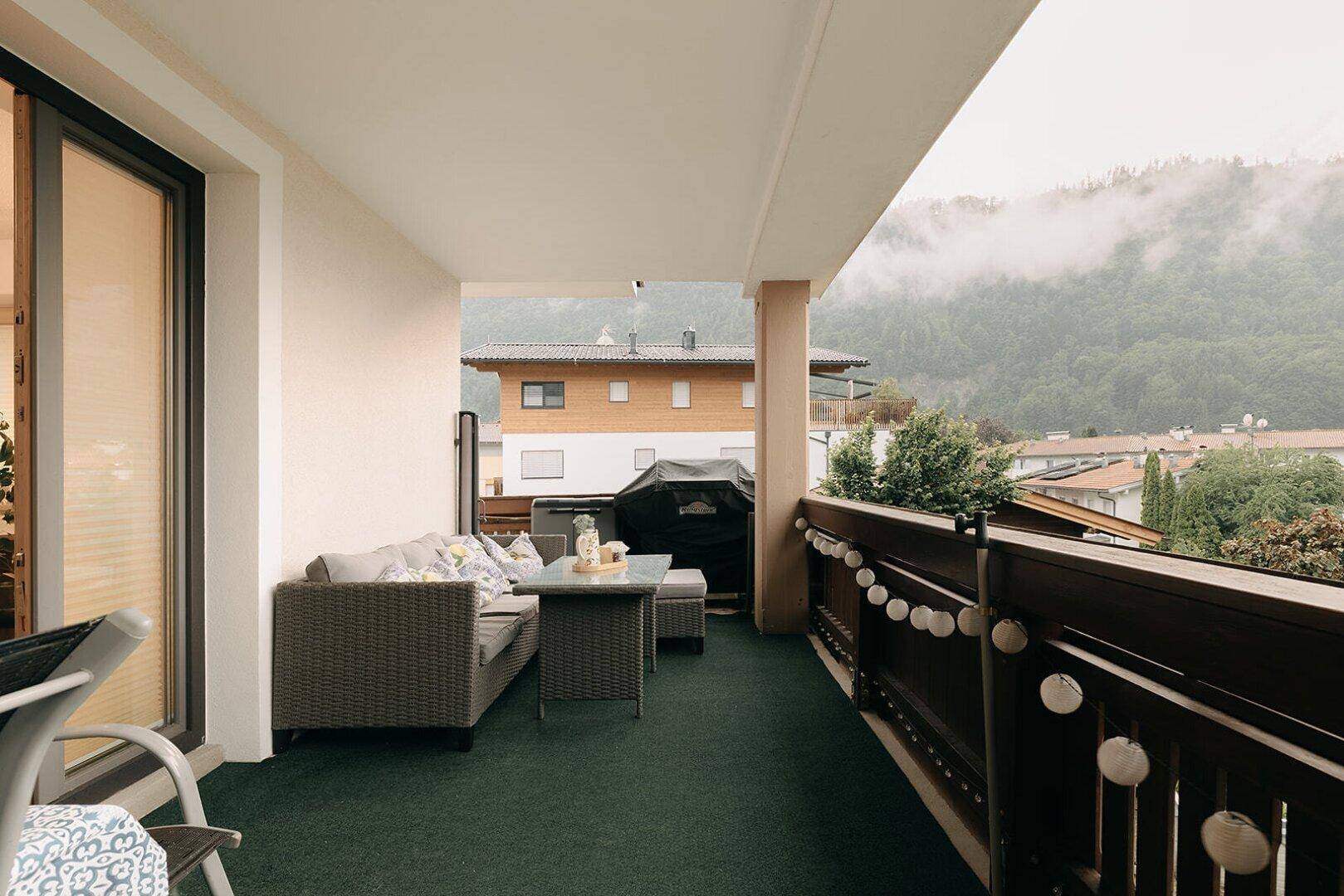 Haus mit Garten Buch in Tirol Balkon mit Sitzgruppe und Bergblick