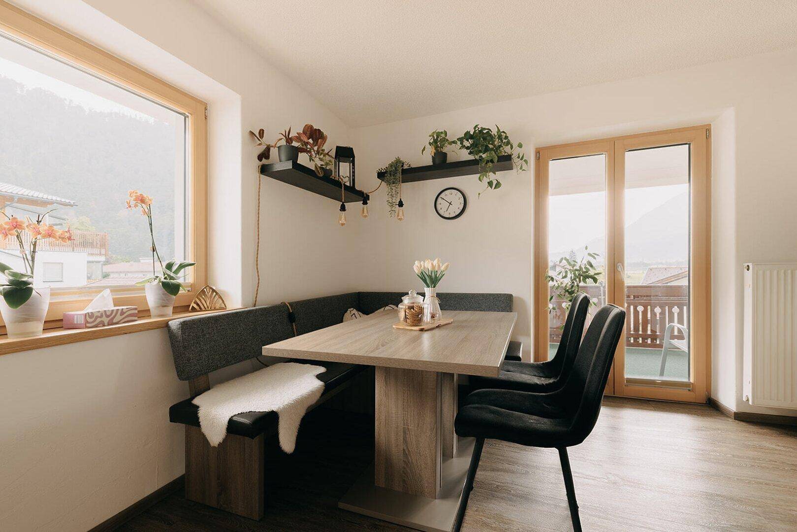 Haus mit Garten in Buch in Tirol mit heller Wohneinheit und Balkonblick
